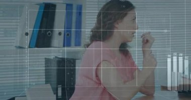 Sağlık verilerini tartışıyorlar, iki kadın animasyonda grafikleri ve grafikleri inceliyor. Analizler, takım çalışması, işbirliği, sunum, araştırma, istatistik