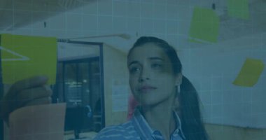 Çizgili tişörtlü kadın, animasyon kullanarak dijital arayüz elemanlarıyla etkileşime geçiyor. Teknoloji, yenilik, fütüristik, etkileşim, yaratıcı, tasarım