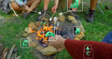 Kamp ateşinde kızartılmış şekerlemeler ve çevreci ikonların canlandırılması. Kamp, şenlik ateşi, açık hava, sürdürülebilirlik, doğa, çevre dostu