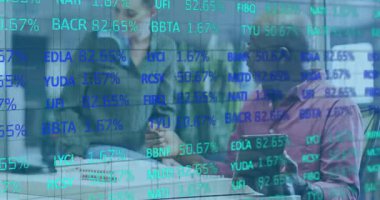 Ofiste, iş adamları borsa verilerini animasyon örtüsüyle tartışıyor. Finans, toplantı, analiz, şirket, dijital, çalışma alanı