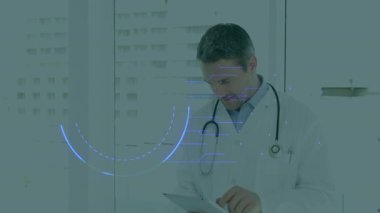 Dijital güvenlik kilidi animasyonlu tablet kullanarak, doktor veri korumasını sağlıyor. Siber güvenlik, şifreleme, gizlilik, teknoloji, sağlık, güvenlik