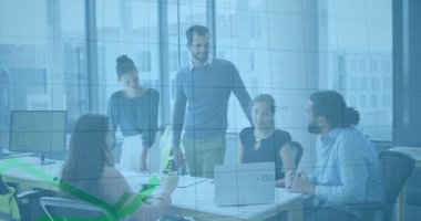 Ekonomik grafik animasyonu için ofiste işbirliği yapan iş ekibi. Takım çalışması, işbirliği, veri analizi, sunum, strateji, iş toplantısı