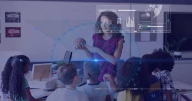 Okulda, öğretmen öğrencileri etkilemek için küre ve animasyon kullanıyor. Eğitim, öğretim, öğrenme, coğrafya, etkileşim, teknoloji