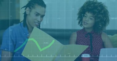 Finansal veriler tartışılıyor, grafik animasyonu olan iki kişi ofis ortamında örtüşüyor. İş, finans, takım çalışması, analiz, strateji, toplantı