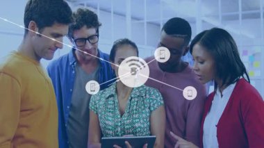 Okulda, dijital ağ simgelerinin animasyonuyla tablet üzerinde işbirliği yapan grup. İşbirliği, takım çalışması, teknoloji, eğitim, yenilik, bağlantı