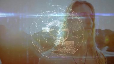 Dışarıdaki insan üzerinde dijital ağ ve veri görselleştirmesini kapsayan animasyon. Teknoloji, yenilik, fütüristik, soyut
