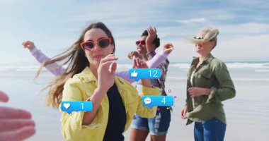 Sahilde, çeşitli arkadaşlar sosyal medya bildirimlerinin animasyonuyla etkileşime giriyorlar. Teknoloji, arkadaşlık, etkileşim, iletişim, sanal gerçeklik, bağlantı