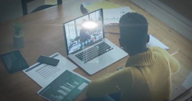 QR kodu, dizüstü bilgisayarla çalışan kişinin animasyonunu tarıyor. Teknoloji, dijital, masaüstü, yenilik, çalışma alanı, bağlantı