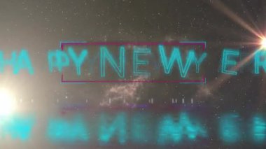 Yıldızlı gökyüzünde parlayan mutlu yıllar mesajı su yüzeyine yansıyor. Kutlama, şenlik, tatil, yıldızlar, yansıma, pozitiflik