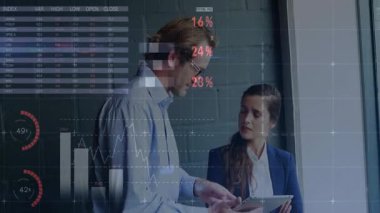 Küresel istatistik ve grafiklerin analizi, ofiste işbirliği yapan iş adamları. işbirliği, takım çalışması, şirket, strateji