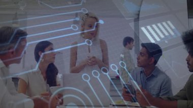 Dijital devre animasyonuyla strateji tartışması, modern ofiste iş ekibi. Takım çalışması, işbirliği, beyin fırtınası, yenilik, teknoloji, yaratıcılık