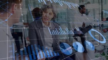Ofiste, iş adamları finansal grafiklerin animasyonuyla verileri tartışıyor. analitik, finans, tartışma, şirket, takım çalışması, strateji