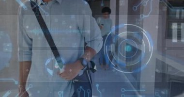 Dijital arayüzü ve veri işleme animasyonuyla koridorda yürüyen adam. Teknoloji, fütüristik, yenilik, sanal, iş