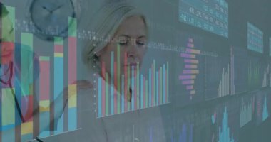 Hastanedeki finansal verilerin animasyonunu kullanarak hastayı rahatlatan, sağlık hizmetleri uzmanı. finans, analiz, işbirliği, takım çalışması, yenilik, teknoloji