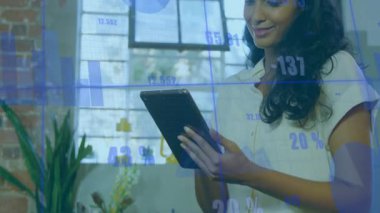 Ofiste, tablet kullanan bir kadın finansal veri tablosunu canlandırıyor. İş, finans, analitik, teknoloji, dijital, analiz