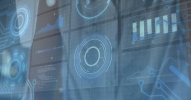 Tablet kullanan bir kadının ekranında tarama ve veri işleme dürbünü görüntüsü. küresel bağlantılar, teknoloji ve dijital arayüz kavramı dijital olarak oluşturulmuş görüntü.