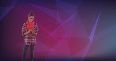 Pembe ile mavi arkaplan arasındaki bağlantı ağı üzerinden tablet kullanan bir kadın resmi. küresel bağlantılar, teknoloji ve dijital arayüz kavramı dijital olarak oluşturulmuş görüntü.