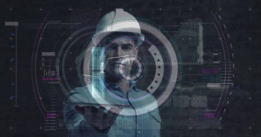 Dijital tablet tutan erkek mimar üzerindeki üç boyutlu holograma karşı tarama ve veri işleme. mimari ve mühendislik teknolojisi kavramı