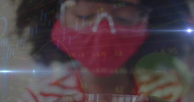 Laboratuvar çanağı tutan kızın yüz maskesi taktığını gösteren görüntü. küresel eğitim ve covid 19 salgın konsepti dijital olarak oluşturulmuş görüntü.