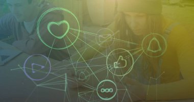 İletişim ağı üzerinden dijital simgelerin görüntüsü ve tablet kullanan bir kadın. küresel bağlantılar, teknoloji ve dijital arayüzler konsepti dijital olarak oluşturulmuş görüntü.