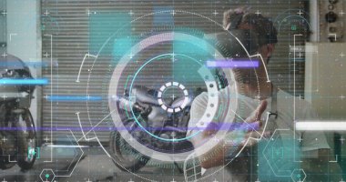 Veri işleme ve mikroskop garajda VR kulaklık takan beyaz adamı tarıyor. bilgisayar arayüzü ve teknoloji kavramı