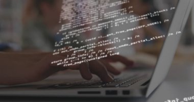 Bilgisayarı kullanan kişiye karşı veri işlemenin dijital kompozit görüntüsü. küresel ağ ve teknoloji kavramı