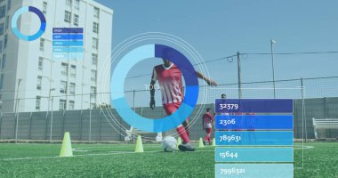 Erkek futbolcuların çimenlik alandaki eğitimlerine karşı istatistiksel veri işleme. spor ve teknoloji konsepti