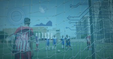 Dijital arayüz ve mikroişlemci bağlantısı penaltıdan gol atan erkek futbolcuya karşı. spor ve teknoloji konsepti