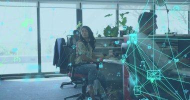 Yaratıcı ofiste çalışan iş arkadaşlarıyla bağlantılı medya simgelerinden oluşan bir ağın resmi. iletişim teknolojisi dijital arayüz kavramı, dijital olarak oluşturulmuş görüntü.