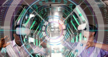 VR kulaklık takarken el kol hareketi yapan iki farklı adamın veri işleme ve dürbünü. bilgisayar arayüzü ve teknoloji kavramı