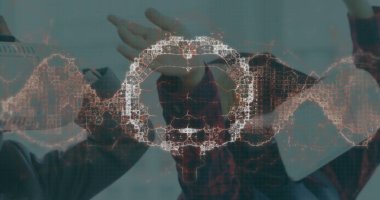 VR kulaklık takan iş adamlarının üzerinde insan beyni ve DNA ipliği var. küresel bilim, dijital arayüz, teknoloji ve ağ konsepti dijital olarak oluşturulmuş görüntü.