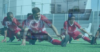 Erkek futbolcuların esneme hareketleri üzerindeki ekranlardaki dürbün ve veri işleme görüntüleri. global spor, teknoloji ve dijital arayüz kavramı dijital olarak oluşturulmuş görüntü.