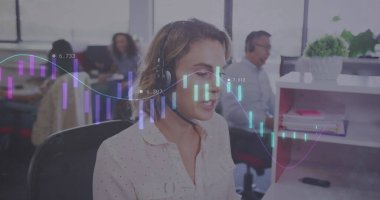 Ofiste çalışan iş kadını ve meslektaşlarının grafikleri ve verileriyle arayüzün görüntüsü. iletişim teknolojisi dijital arayüz kavramı, dijital olarak oluşturulmuş görüntü.