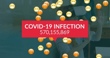 VR kulaklıklı bir kadın üzerinde yüz maskeleri olan hasta emojiler üzerinde işlem yapan 19 veri görüntüsü. küresel covid 19 salgın konsepti dijital olarak oluşturulmuş görüntü.