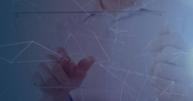 Arkaplandaki interaktif ekrana dokunan iş adamlarıyla bağlantılı ağların görüntüsü. küresel bağlantılar, teknoloji ve dijital arayüz kavramı dijital olarak oluşturulmuş görüntü.