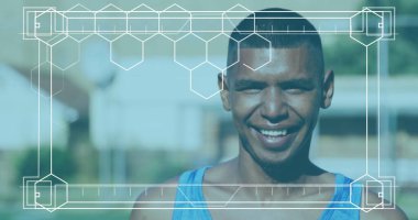 Gülümseyen erkek futbolcunun portresinin üzerinde işaretler olan çerçeve resmi. fitness, spor ve yarışma konsepti dijital olarak oluşturulmuş görüntü.