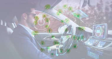 Otomatik sürüş arabasındaki bir adamın bilgi ve dürbünü gösteren arayüz görüntüsü. iletişim teknolojisi dijital arayüz kavramı, dijital olarak oluşturulmuş görüntü.