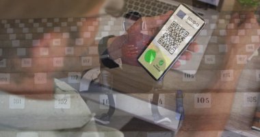 Akıllı telefon kullanan protez bacaklı adama karşı ekranda QR kodlu bir akıllı telefon tutan adam. covid-19 aşı sertifikası ve sağlık kartı konsepti