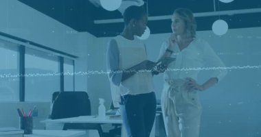 Ofiste, iş kadınları tabletteki verileri animasyon örtüsüyle gözden geçiriyorlar. technology, analysis, digital, teamwork, collaboration, corporate