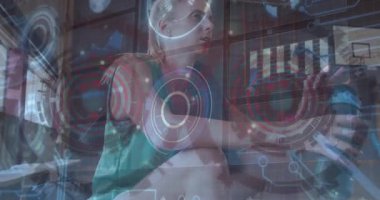 Kadın, gelecekteki dijital arayüzdeki holografik verilerin animasyonuyla etkileşime geçiyor. Teknoloji, yenilik, sanal, hologram, etkileşim, gelişmiş
