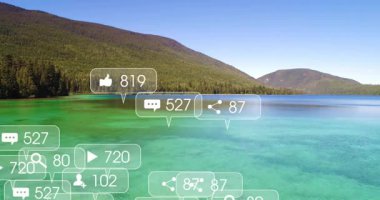 Kayıkçı ve dağlarla dingin göl üzerinde sosyal medya bilgilendirmeleri. Kano, doğa, sükunet, macera, seyahat, manzara