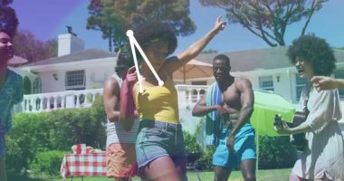 Dans etmek, gitar çalmak, arkadaşlar havuz başında eğlenmek. Müzik, dans, kutlama, arkadaşlık, yaz, eğlence