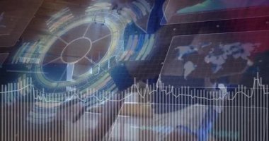 Spor salonunda dijital veri ve grafiklerle koşan sporcu animasyonu üstüste koyuyor. Fitness, teknoloji, yenilik, egzersiz, eğitim, performans