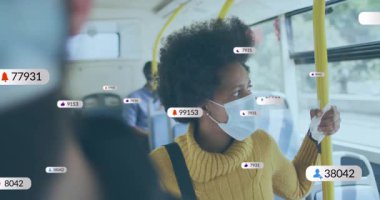 Otobüste maske takıyor, veri noktaları olan biri izleme bilgisi animasyonu gösteriyor. Toplu taşıma, güvenlik, bilgi teknolojisi, analitik, kentsel, iletişim