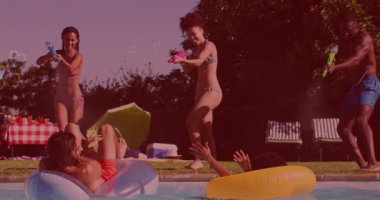 Havuz başında, mayo giyen insanlar şişme oyuncaklarla su püskürtüyorlar. Tatil, yaz, eğlence, eğlence, eğlence, su sıçratma