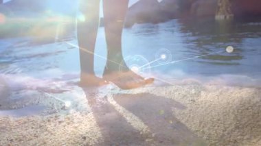 Çıplak ayaklar kumsalda yürüyor. Ağ bağlantıları animasyon örtüsüyle. Teknoloji, bağlantı, yenilik, ağ, dijital, rahatlama