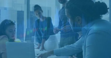 Finansal veriler üzerinde işbirliği yapan, animasyon analizi yapan bir iş adamı. Takım çalışması, işbirliği, veri analizi, finans, beyin fırtınası, yenilik