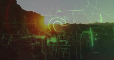 Gün batımında dağın tepesinde dijital ağla parlayan pound sembolünün animasyonu. Maliye, para birimi, teknoloji, manzara, akşam, bağlantı