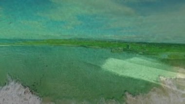 Kumsala vuran dalgalar, arka planda canlandırmalı yemyeşil bir manzara. Kıyı, tropik, okyanus, doğa, seyahat, deniz manzarası