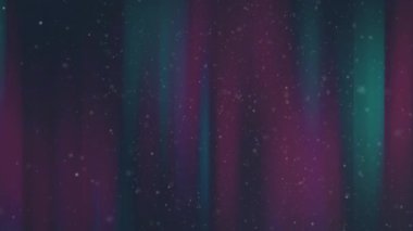 Yağan kar taneleri ve renkli aurora gece gökyüzünde canlılık yaratıyor. Doğa, kış, aurora borealis, sakin, atmosferik, büyülü